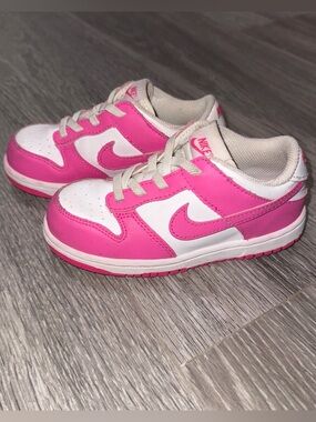 Nike Kids Low-Top Sneakers in Hot Pink and White